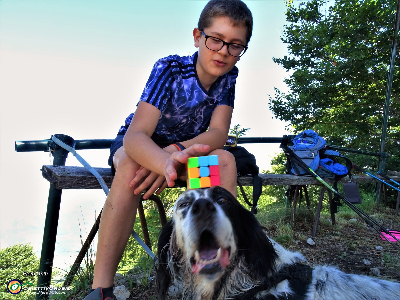 48 Ricky gioca al cubo di Rubik con Nina.JPG